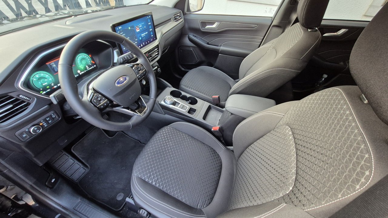 V potniški kabini je voznikovo delovno okolje zgledno urejeno. Če bi izbiral zase, bi si med dodatno opremo omislil le sedeže z AGR certifikatom, ki so neprimerno boljši.