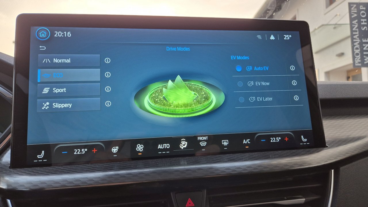 Izbirati je možno med 4 režimi vožnje in možnostjo, da se shranjeno energijo uporabi za kasnejše potrebe.