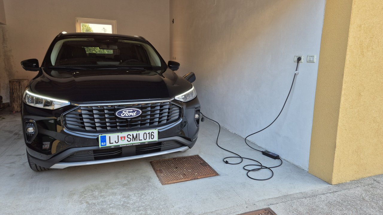 Baterijo sem polnil izključno na domači vtičnici in večinoma časa v nočnem času, ko je elektrika nekoliko cenejša. Kuga ima namreč vgrajen le 3,7-kilovatni polnilnik.