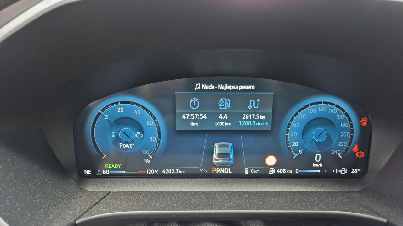 Končni obračun po mesecu dni - 2617 prevoženih kilometrov (od tega 1288 električnih kilometrov) in povprečna poraba 4,4 litra.