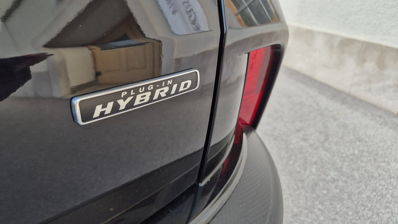 Hibridni Kugi je slovenski Ford ustrezno prilagodil ceno.