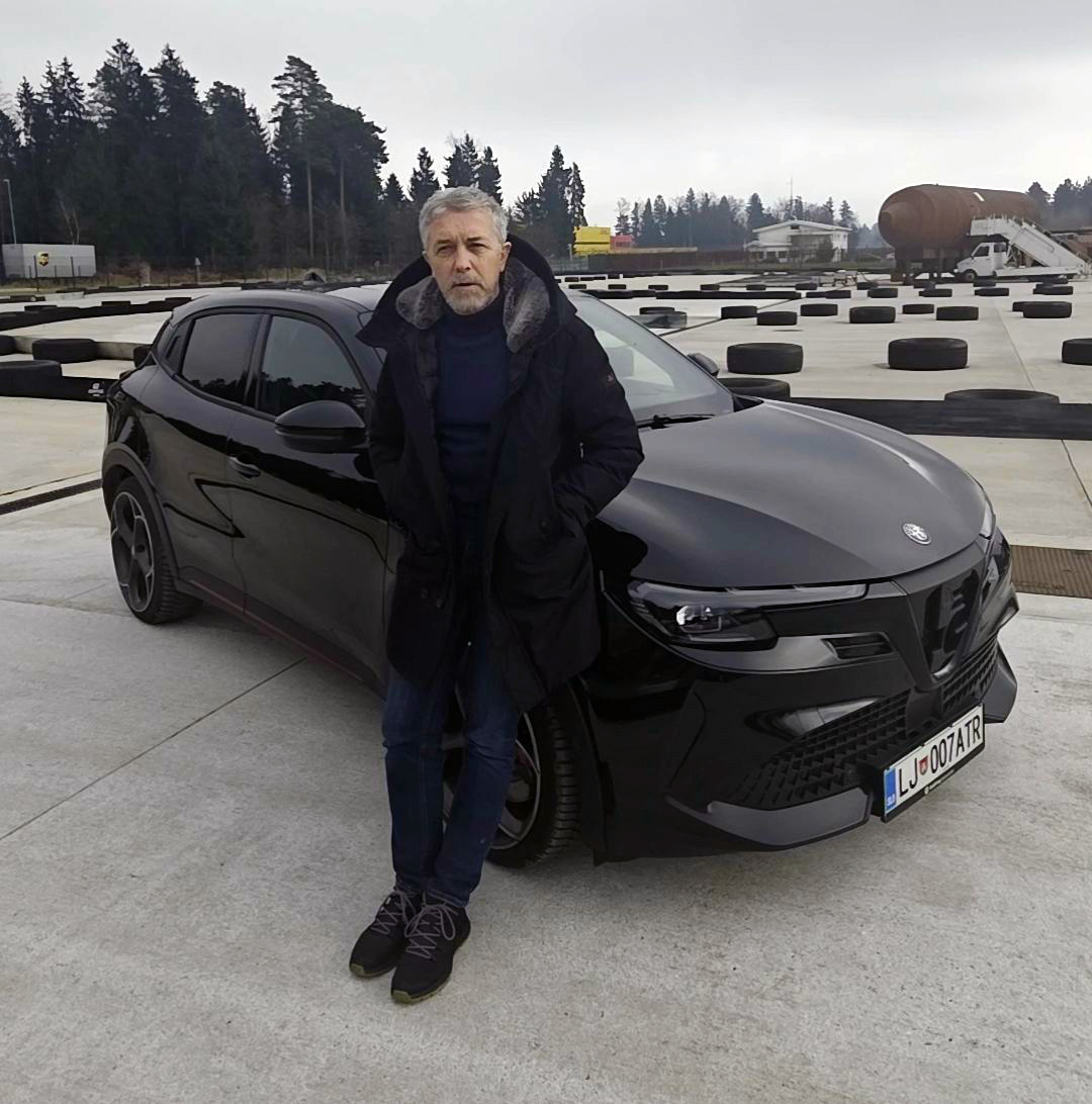 Vladimir Stankovič, za prijatelje Stanko, dirkač na gorsko hitrostnih dirkah, ima kar nekaj izkušenj z Alfami, pohvalil pa je brezčasen dizajn in predvidljivo športno lego.