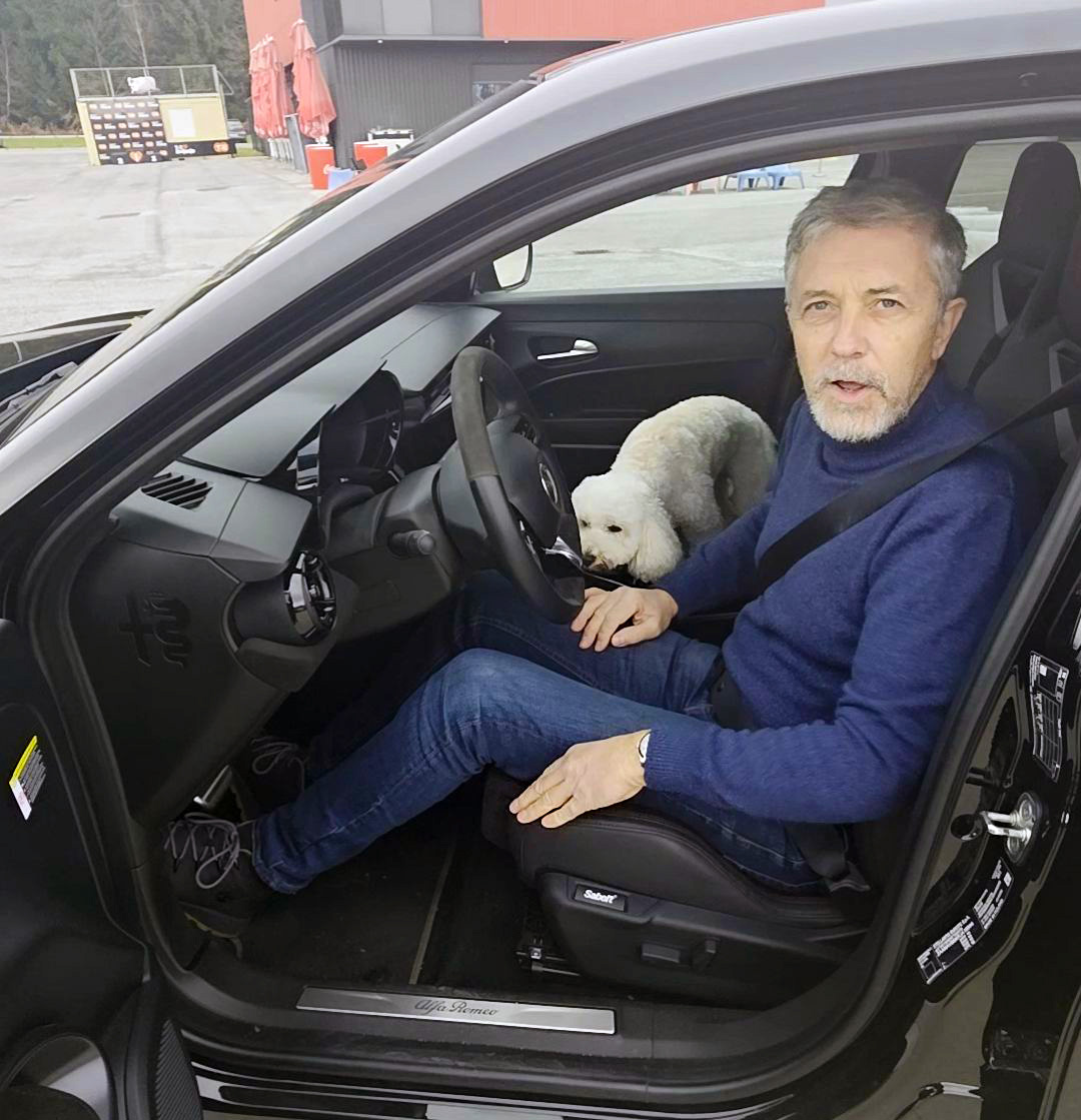 Sabeltovi športni sedeži so praktično popolni, je povedal naš dirkač, Lola Pes pa se je strinjala.