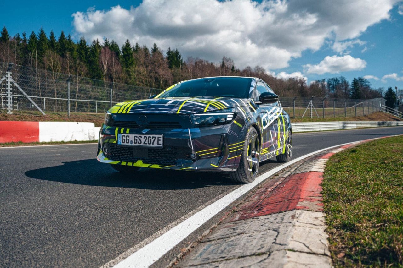 Dirkaška električna Corsa na slovitem dirkališču