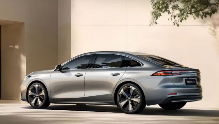 Električna limuzina, ki gre do 550 km in stane slabih 14 tisoč evrov