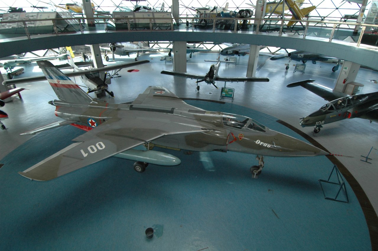 Lepo obnovljeni primerek stoji na osrednjem mestu letalskega muzeja Batajnica pri Beogradu. 