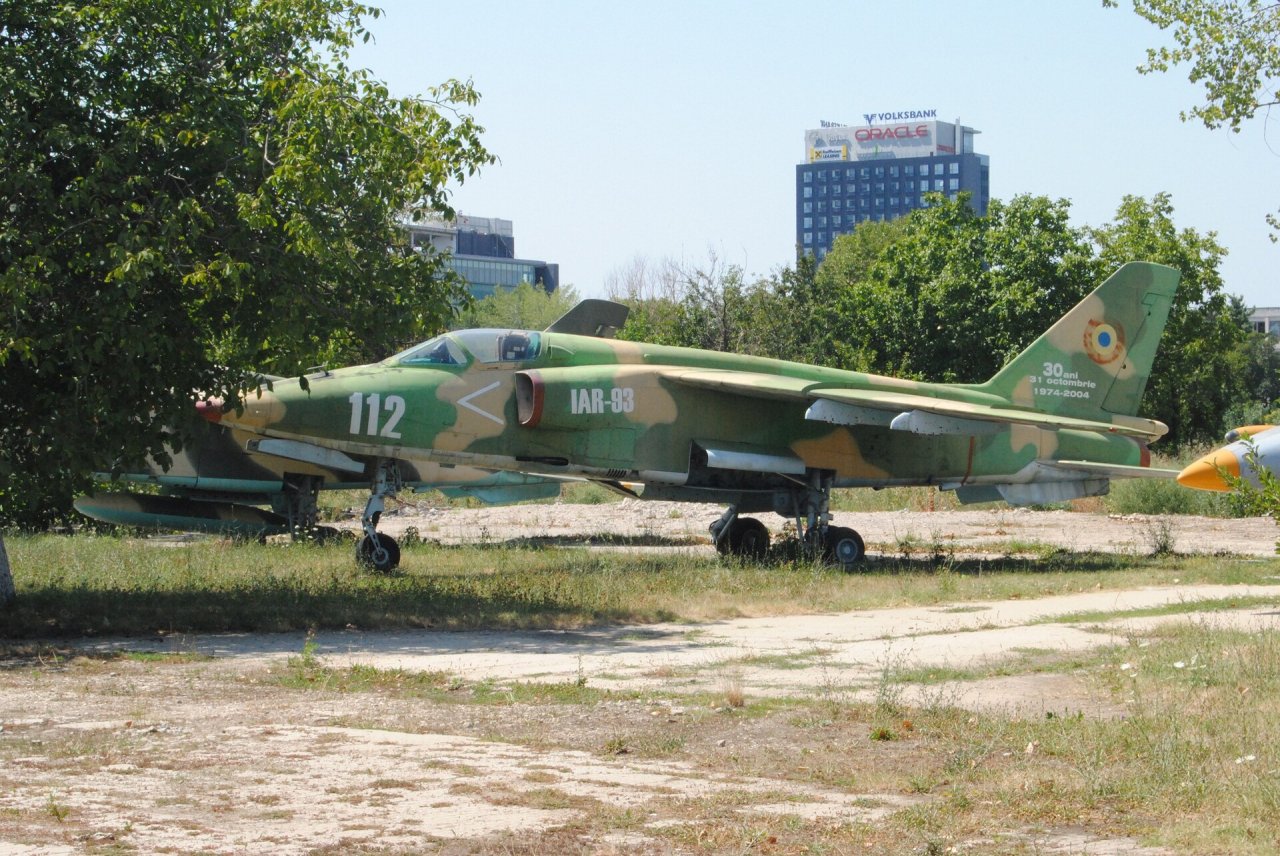 Romunski IAR-93 je bil precej slabše opremljen z avioniko zaradi tega, ker je Romunija pripadala vzhodnemu bloku in ni imela dostopa do zahodne tehnike kot Jugoslavija.