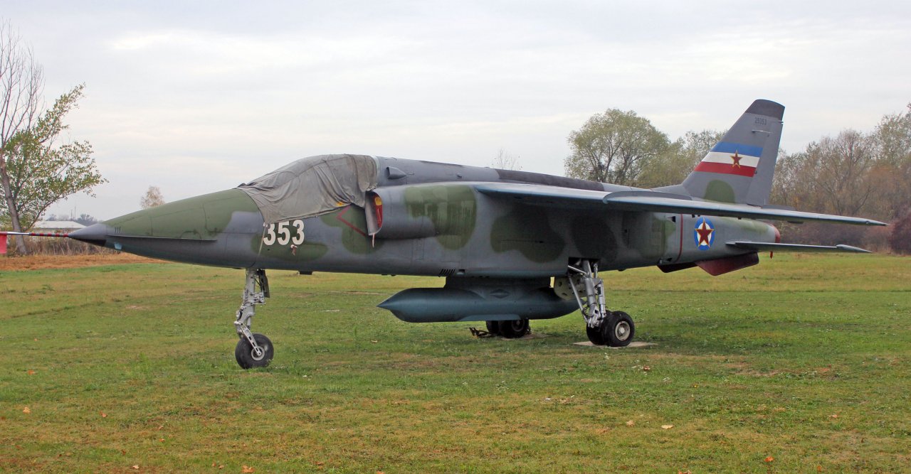 Pravijo, da so se inženirji zgledovali po francosko-angleškem letalu SEPECAT Jaguar. A razen podobne zasnove je Orel manjši in manj zmogljiv.