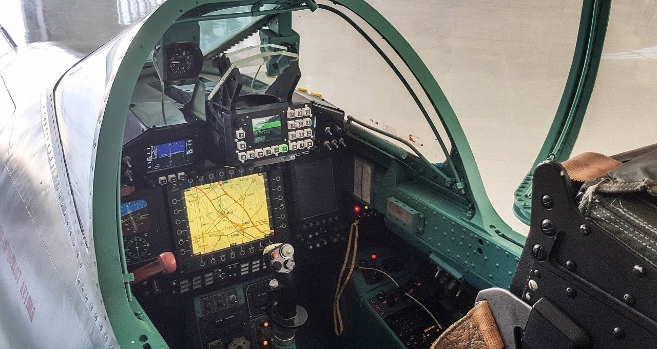 Nekaj srbskih Orlov je pred leti dobilo sodobno avioniko z zasloni, a tehnično jih že pošteno najeda zob časa.