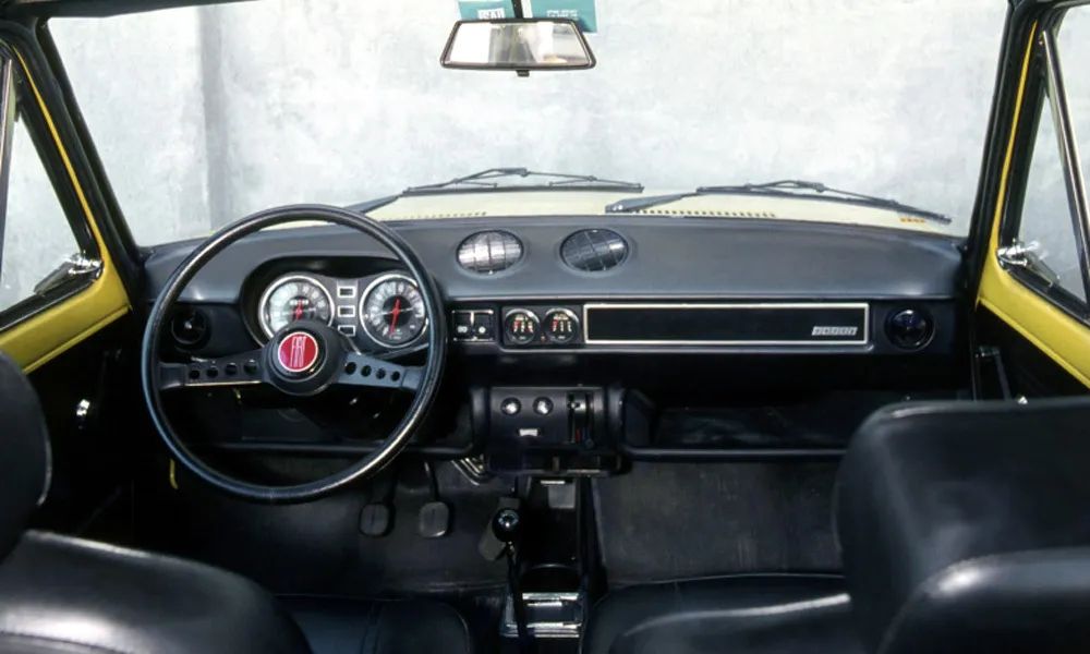 Minimalistična notranjost sedemdesetih, ki se je prenašala še dolgo v osemdeseta in vse sorodne modele.