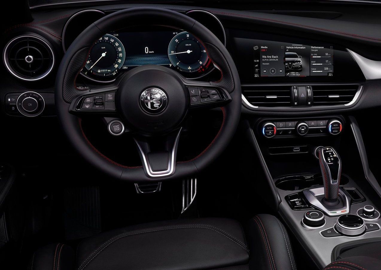 Po zadnji prenovi je Giulia dobila sodobnejšo notranjost z dvema zaslonoma. 