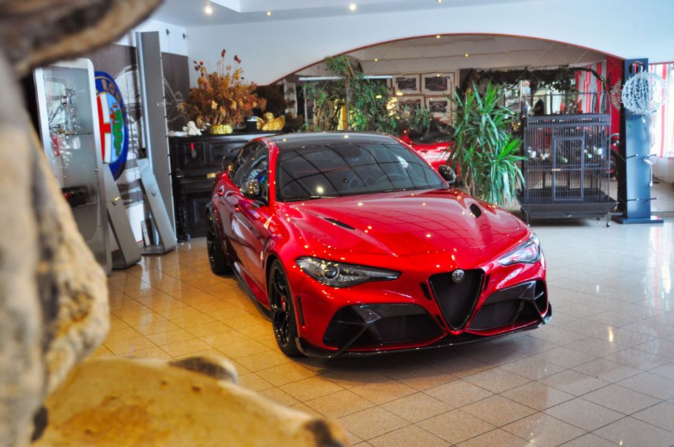 Nora GTAm, ki smo jo pred leti šli pogledat v salon pri Zegi na Gorjanskem. Cena? Takrat okoli 250 tisoč evrov, cenejša ne bo nikoli.