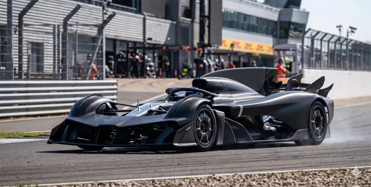 Milijarder si je dal skrivaj izdelati Batmobil, hitrejši od F1