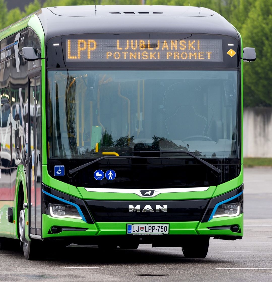 Prvi od osemindvajsetih se že vozi po Ljubljani