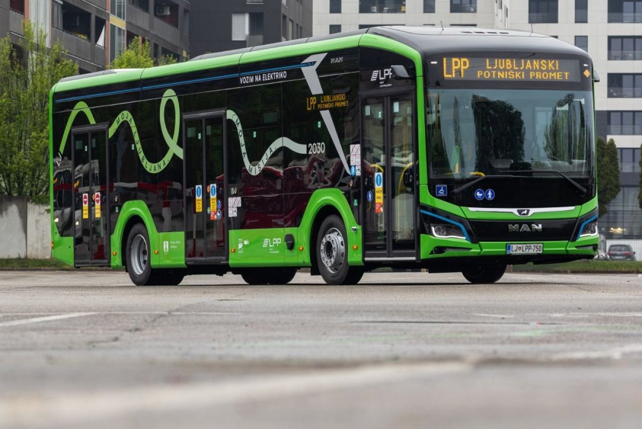 Prvi od osemindvajsetih se že vozi po Ljubljani