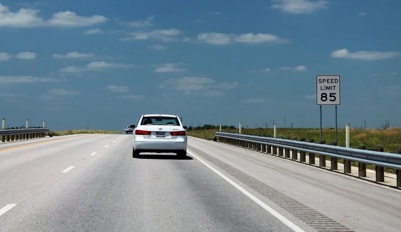 Teksaška avtocesta 130 podira rekorde: Kakšne so omejitve hitrosti po ZDA?