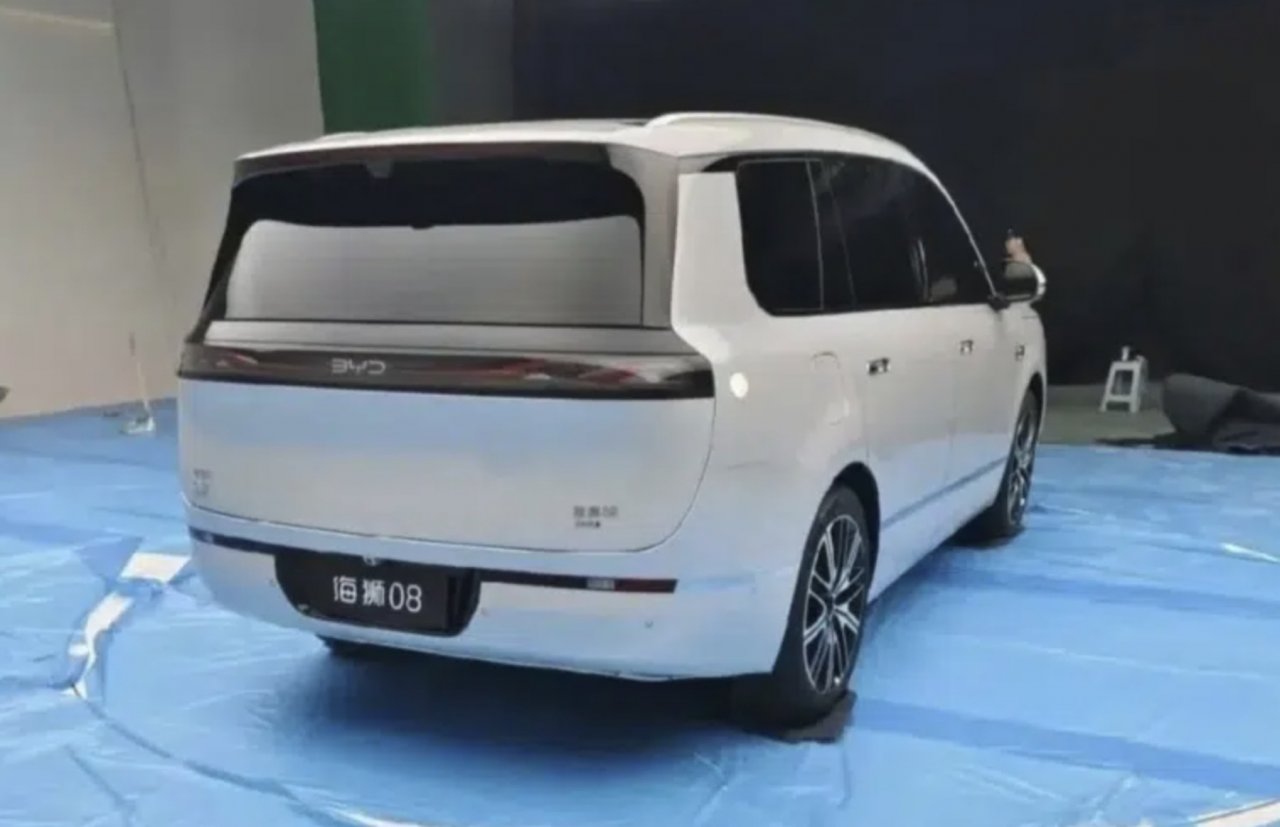 Velik električni SUV z do 900 kilometrov dosega